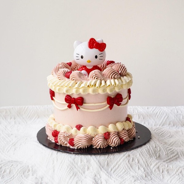 Hello Kitty Cake