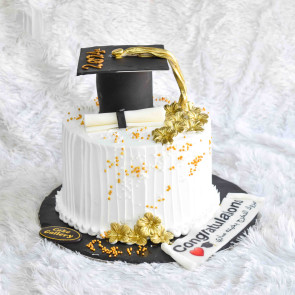 GRADUATION CAP CAKE