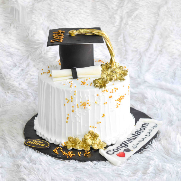 GRADUATION CAP CAKE